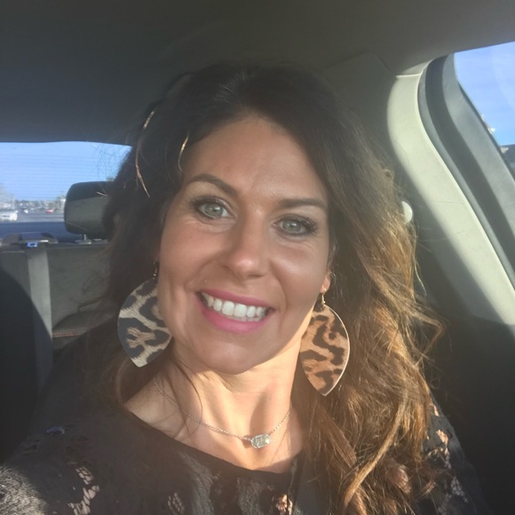 Meet your Posher, Leslie - Picture 2 of 2